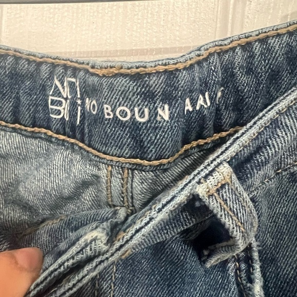 No Boundaries junior Mom Jeans - Picture 3 of 5